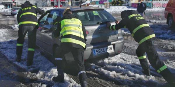 Militares de la UME ayudan a un coche a salir de la nieve en la Estación Puerta de Atocha, en Madrid (España), a 11 de enero de 2020. EDUARDO PARRA EUROPA PRESS