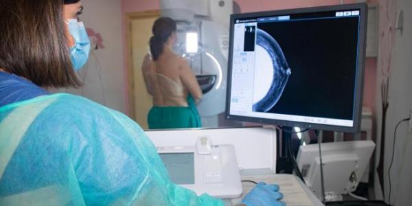 Una mujer durante una mamografía en una imagen de archivo.