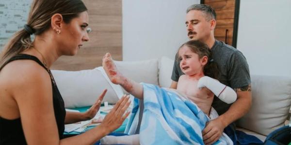 Paciente con piel de mariposa durante una cura