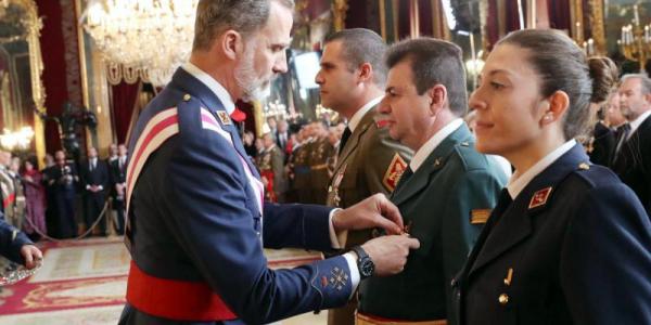 Felipe VI condecora a diferentes miembros de las comisiones militares por destacados servicios a España y a los españoles | Foto: Casa de S.M. el Rey