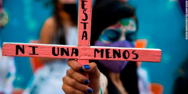 Imagen de una mujer en una manifestación contra los feminicidios