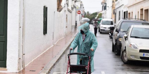 Mujer bajo la lluvia