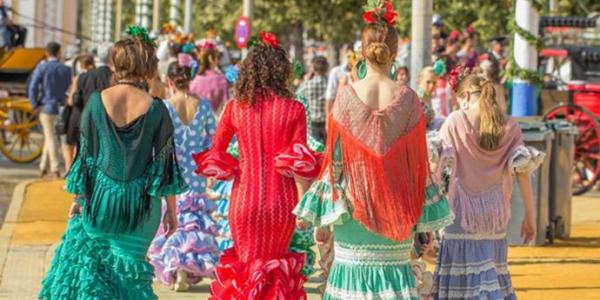 Cuatro mujeres pasean por la Feria de Abril de Sevilla