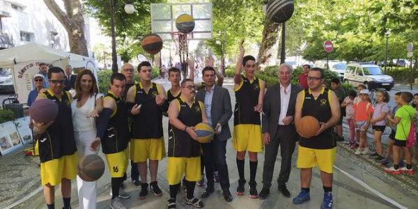 Un grupo de deportistas en la Feria de la Discapacidad de Granada