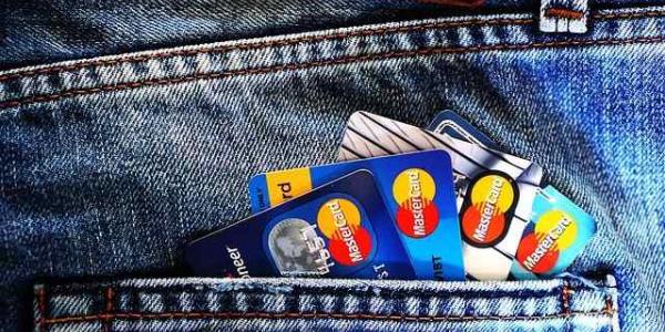 Bolsillo pantalón con varias tarjetas de crédito / Pixabay