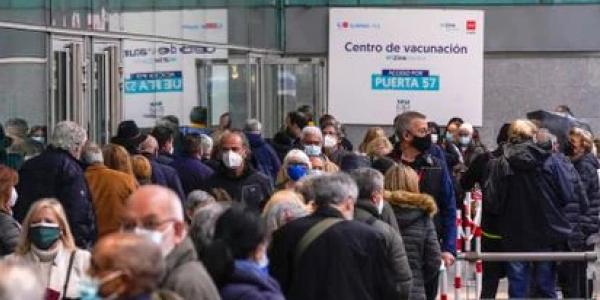 Personas hacen cola para ser vacunadas en el Wizink Center en Madrid el pasado abril. / ANDREA COMAS para EL PAÍS