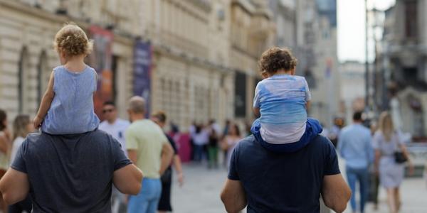 Dos padres paseando