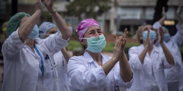 Sanitarios aplaudiendo durante la pandemia