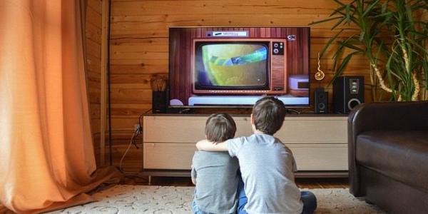 Niños viendo la televisión con tdt