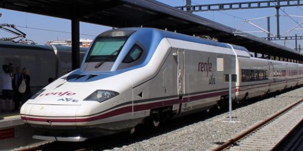 La nueva campaña de Renfe nos dice que 'Siempre hay luz al final del túnel'.