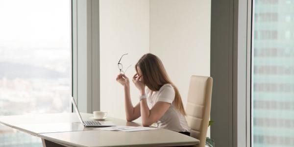 Chica trabajando con su ordenador en una oficina