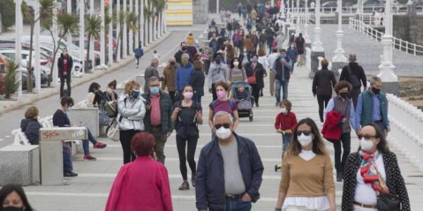 Personas caminando por la calle