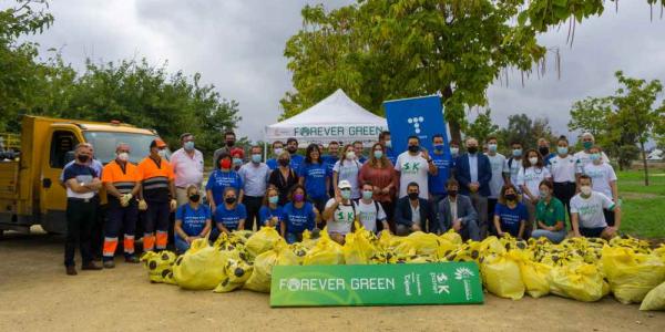 Voluntarios que han participado en la limpieza del Parque Guadaira