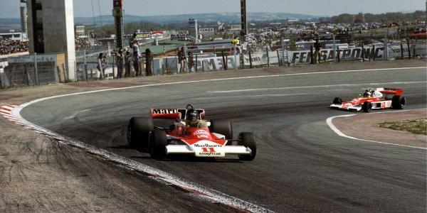 James Hunt al volante de su McLaren, en el Jarama en 1976.