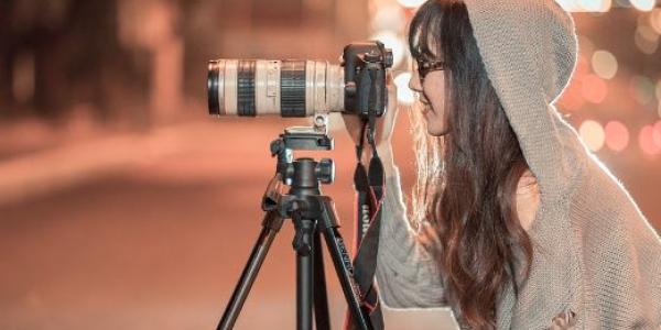 Chica haciendo fotos en la calle