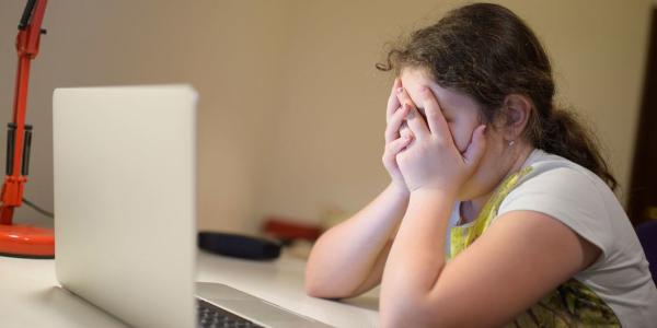 Niña mirando la pantalla de un ordenador