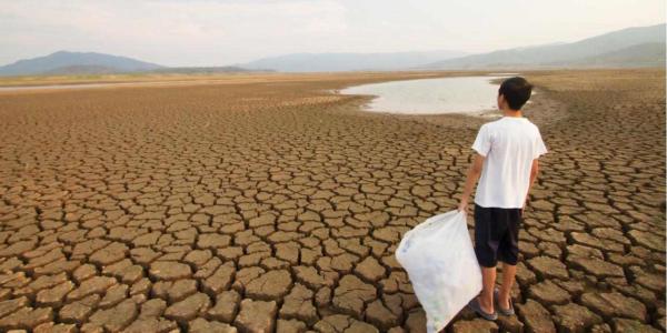 Niño en un desierto