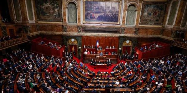 Parlamento francés votando a favor del aborto