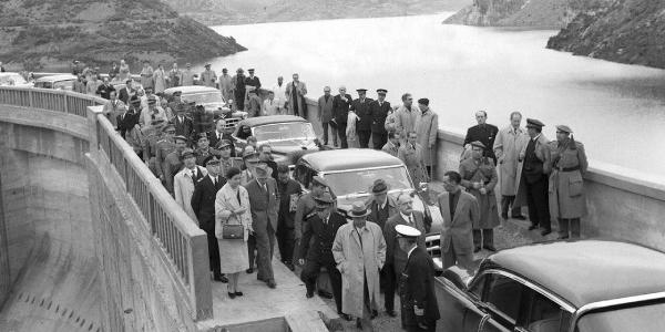 Franco, durante la inauguración, el 24 de septiembre de 1956, del pantano de Barrios de Luna (León). Le acompaña su mujer, Carmen Polo