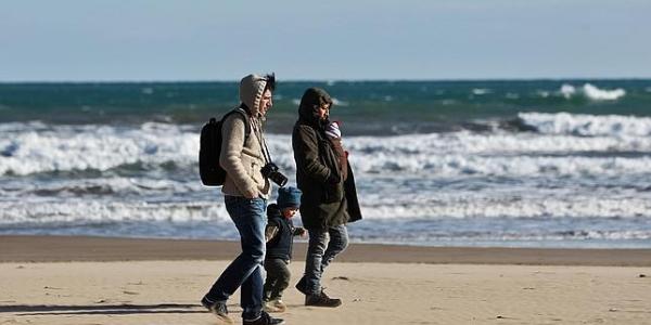 Día de frío en la valenciana playa del Cabanyal - ROBER SOLSONA ABC