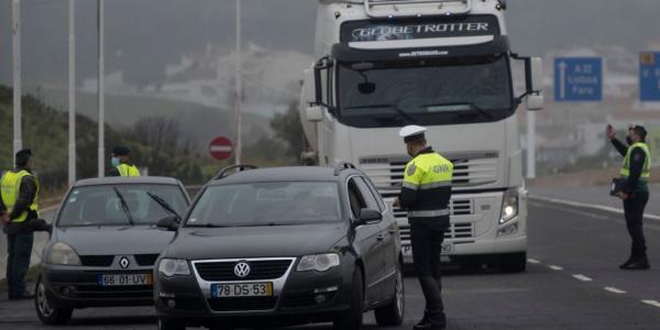 Control de la Policía Nacional entre Castro Marim (Algarve) y Ayamonte (Huelva) tras el cierre de la frontera entre España y Portugal, este viernes. PACO PUENTES / EL PAÍS