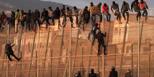 Imagen de uno de los asaltos masivos de inmigrantes en la frontera con Marruecos.