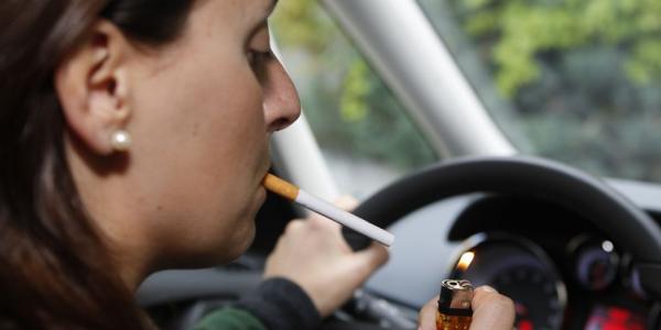 Fumar aumenta el riesgo de morir por un accidente de tráfico
