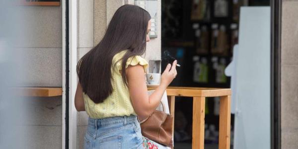 Cataluña prohibirá fumar en terrazas