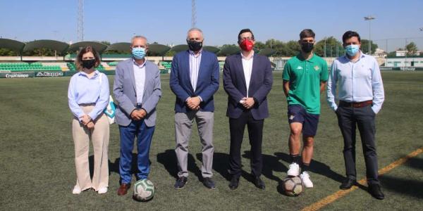 El presidente de la Fundación Real Betis, Rafael Gordillo, junto con el presidente de la Fundación Doña María, José Vázquez han presentado el convenio, en un acto que ha estado presidido por Juan Manuel Flores Cordero, teniente de Alcalde Delegado del Área de Bienestar Social, Empleo y Planes Integrales de Transformación Social. En este acto de presentación también participó el director de Cantera del Real Betis Balompie´, Miguel Calzado y Óscar Cantarero, canterano verdiblanco y usuario del proyecto dentro