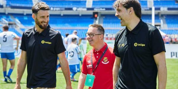 Rubén, que compite en la Liga Genuine con los colores del Nàstic de Tarragona, junto a los exfutbolistas Aritz Aduriz (izquierda) y Fernando Morientes.