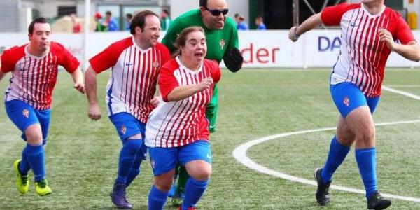 Cinco jugadores con discapacidad intelectual corren por un campo de fútbol