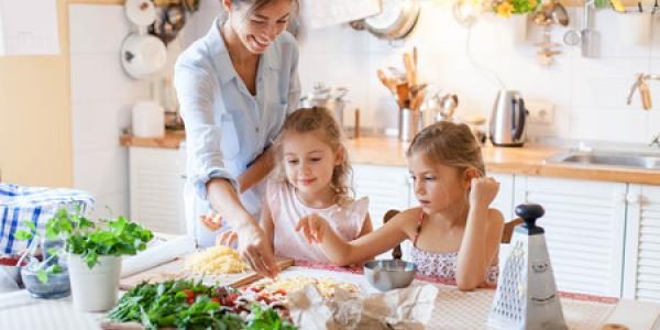 NIñas pequeñas cocinando con su madre