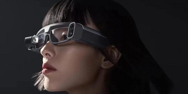 Persona con las nuevas gafas de Xiaomi