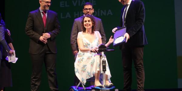 Irene Raya recibe el premio por parte de Asecan.