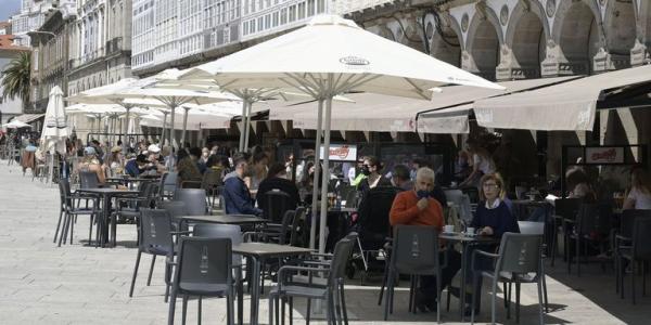 Personas en un bar de Galicia 