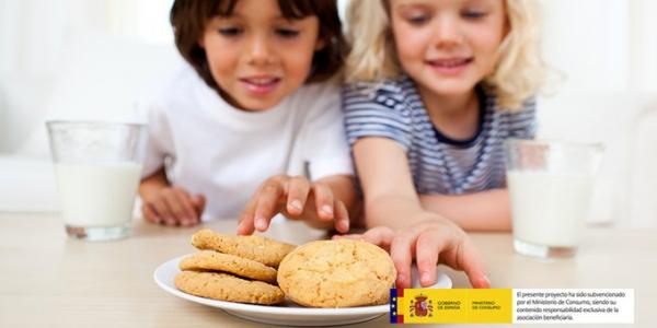 Niños comiendo galletas infantiles