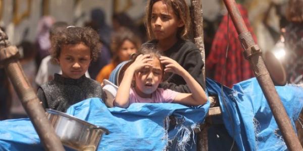 Niños de Gaza esperan con la esperanza de recibir alimentos