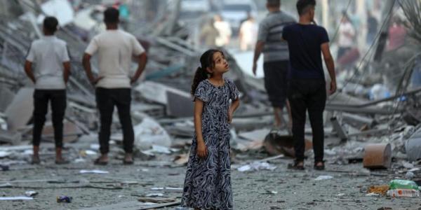 Mohammad AjjourAmal, de 7 años, contempla su vecindario después de que las casas vecinas fueran arrasadas. No hay palabras que puedan describir la devastación que ve.