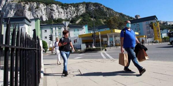 Varias personas caminan por Gibraltar / A.CARRASCO RAGEL / EFE