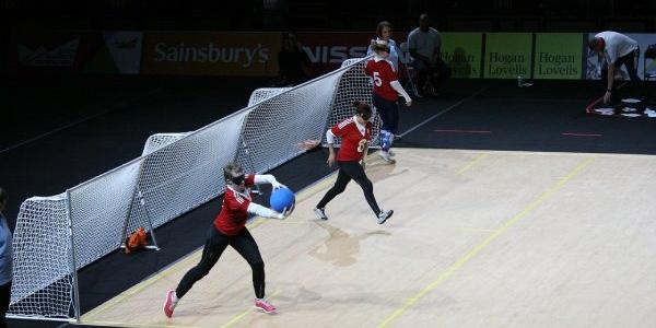 Personas jugando al goalball