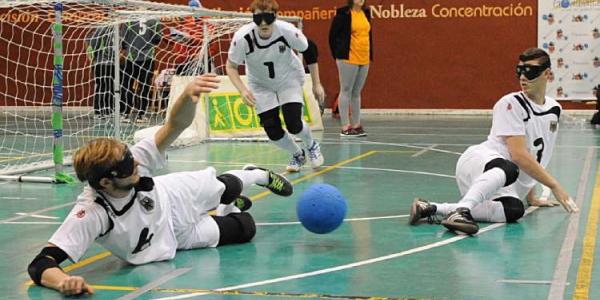 Jugadores de goalball en la pista 