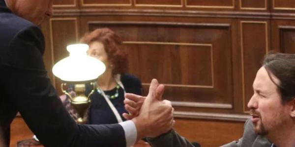 Pedro Sánchez y Pablo Iglesias se saludan en el debate de investidura el 7 de enero de 2020