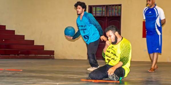 Abdulrahma Sultan (centro), jugador del Club Deportivo Estrellas de Adén para Ciegos, durante un entrenamiento, en marzo de 2023.