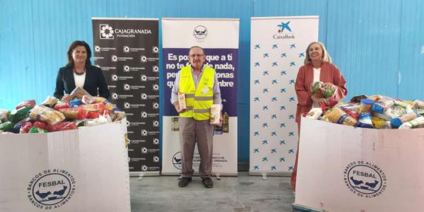En la fotografía de izquierda a derecha: la directora del Área de Negocio de CaixaBank en Granada, Mar Porcel; el presidente del Banco de Alimentos de Granada, Indalecio García; y la presidenta de CajaGranada Fundación, María Elena Martín-Vivaldi.
