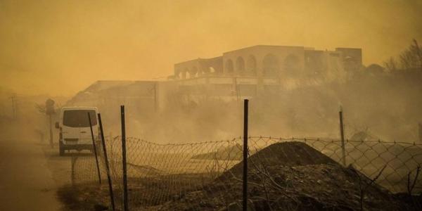 Este hotel, en Rodas, quedó atrapado en medio de la humareda.