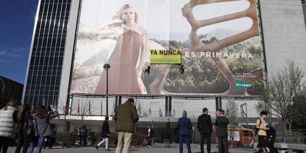 Greenpeace en un edificio de El Corte Inglés en Madrid