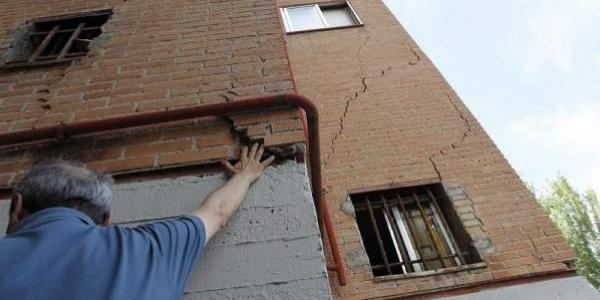 Las grietas recorren toda la fachada del edificio en el cruce de Vergara con Somorrostro