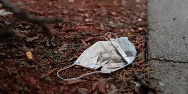 Mascarilla abandonada en la vía pública