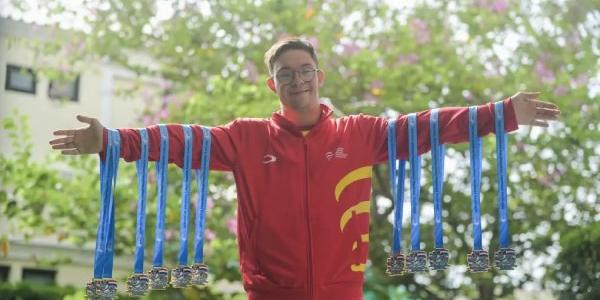 Guillermo Gracia con sus medallas