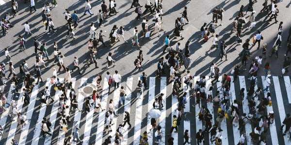 Personas cruzando un paso de peatones